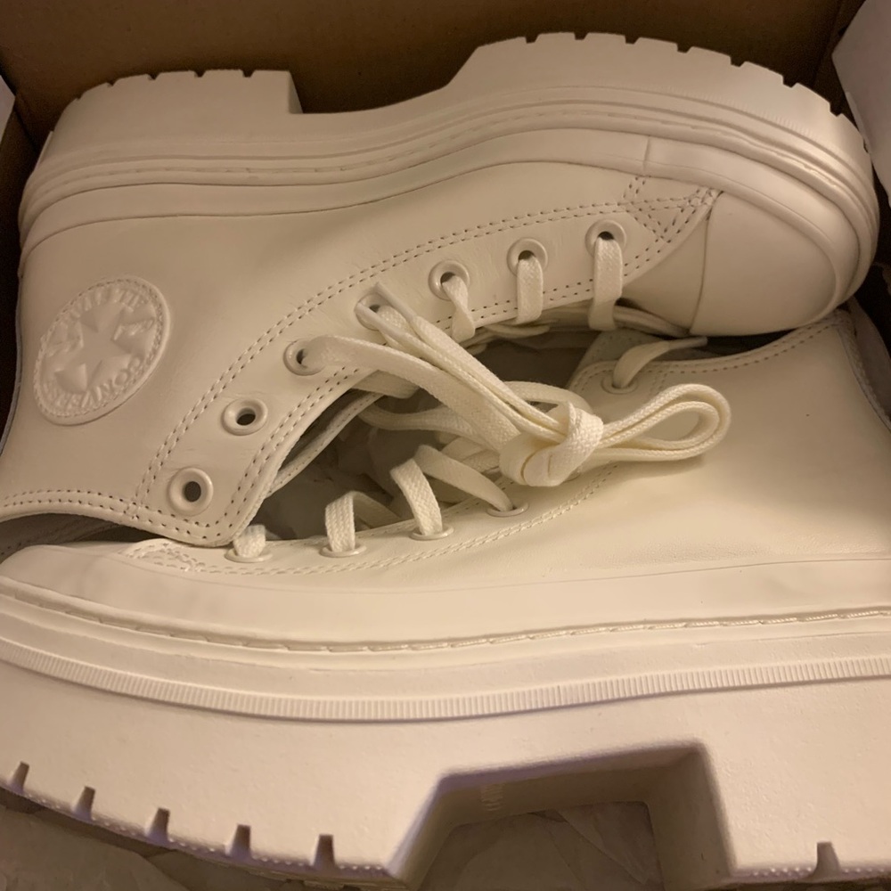 Women’s size 8 Women's Chuck Taylor All Star Lugged Heel Platform Sneaker
